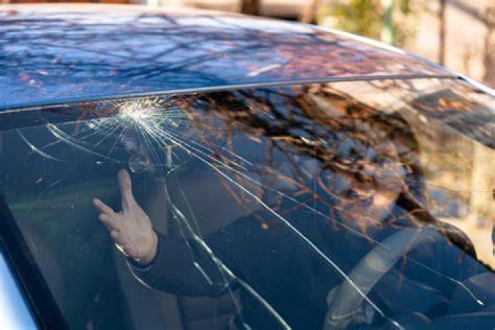 Can a windshield crack without being hit?