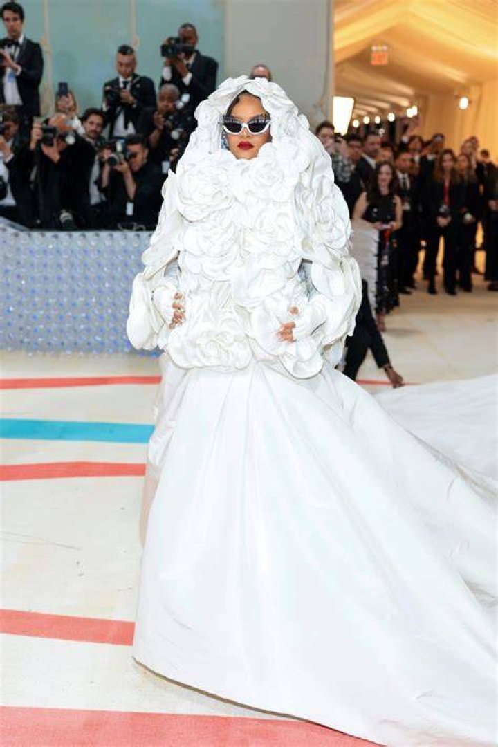 Do celebrities repeat their clothes?