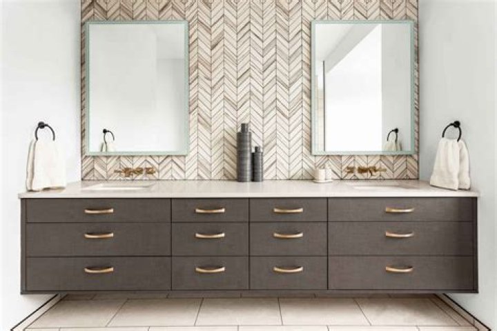 Does bathroom vanity need side backsplash?